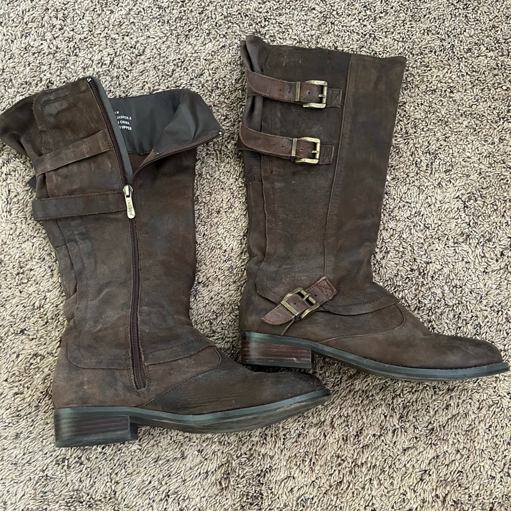 Calf high boots with zip